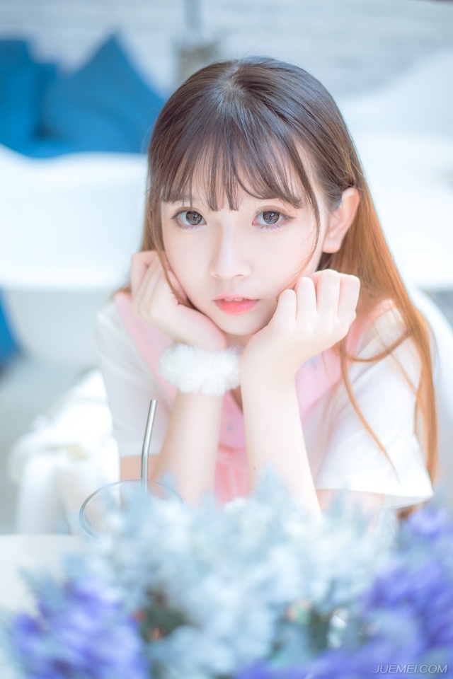 “见过孟达将军。”房间里，哪里有什么刘璋和刘璝夫人的影子，却见一男一女两人见到孟达之后，站起身来，抱了抱拳：“不知事情如何？”